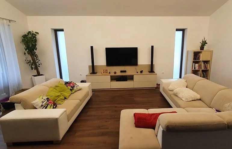 Původní interiér s dřevěným obkladem hnědé barvy