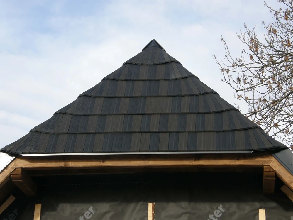 EUREKO DDS 2, hnedý a čierny šindeľ na streche