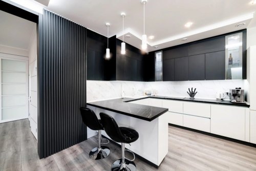 Realizace dřevěných lamel LINEA SLIM 3 – Černý doplněk moderní kuchyně