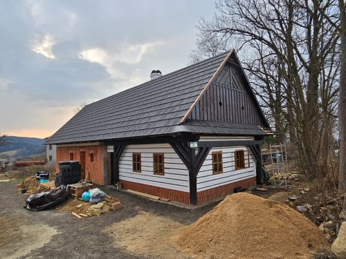 Typy střešních krytin: Dřevěné a plastové šindele – Jak vybrat správnou variantu?