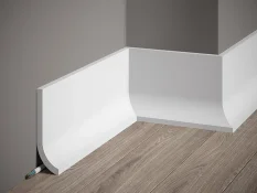 Podlahová lišta – PREMIUM, tvrdý plast PolyForce (HD Polymer), kvalitní bílý lak (finální povrch), 135 x 40 x 2000 mm
