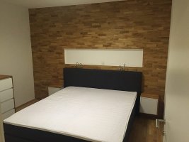 Realizace obkladu stěny v ložnici pomocí lamel z rustikálního dubu