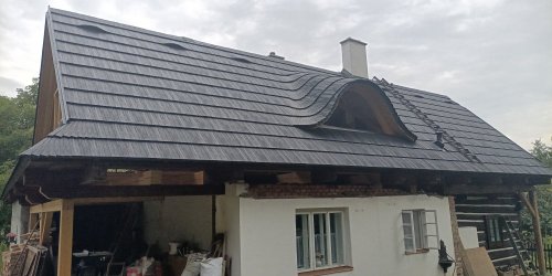 Realizace plastového šindele – Nová střecha na malebné chaloupce