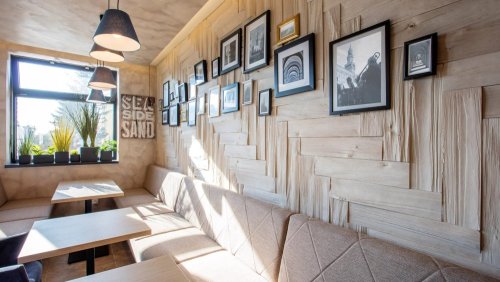 Realizace betonového obkladu TIMBER 2 – Imitace dřeva v restauraci