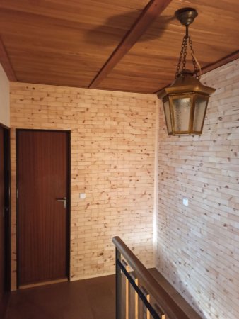 Realizace dřevěného obkladu Borovice vejmutovka od našeho zákazníka