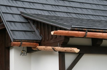 Je střešní krytina kompatibilní s ostatními střešními doplňky?
