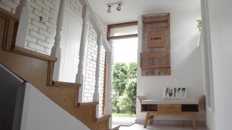 Realizace sádrového obkladu LOFT 1 – Bílé cihly na chodbě patrového domu