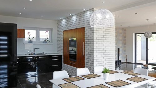 Realizace sádrového obkladu LOFT 1 – Bílé cihličky v kuchyni