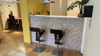 Realizace dřevěného obkladu – Štípaná bříza u kuchyňského baru