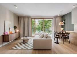 Realizace nástěnných lamelových panelů – Zelené vlnky v jídelně