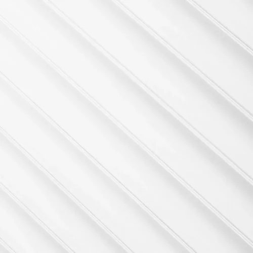 Struktura panelů s lamelami v bílé barvě z pevného polymeru