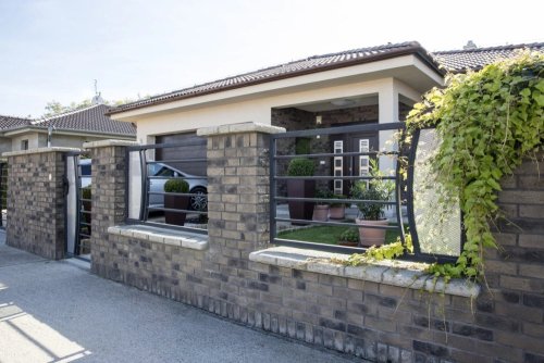 Realizace betonového obkladu COUNTRY 618 – Cihlové pásky jako součást plotu