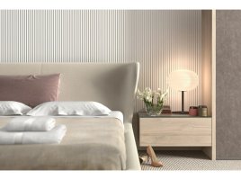 Realizace lamelových panelů – Bílé lamely za postelí