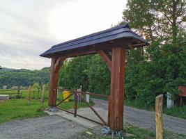 Realizace vstupní brány s plastovým šindelem EUREKO DDS II