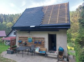 Realizace moderní střechy na zahradní chatce
