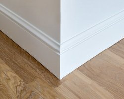 Jak řešit spráry mezi soklovými lištami?