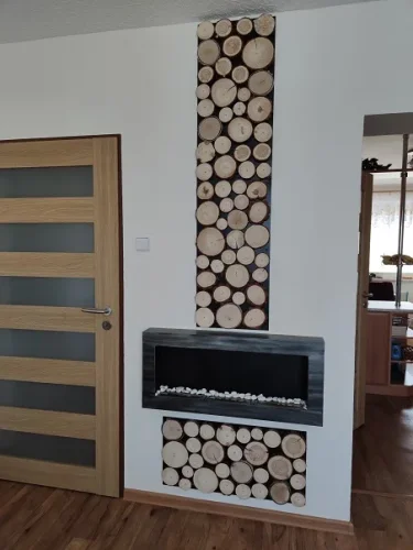 Realizace - dřevěný obkladový panel - imitace polen u krbu