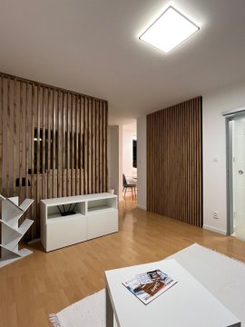 Zákaznická realizace – Kombinace dřevěných lamel a dělící stěny