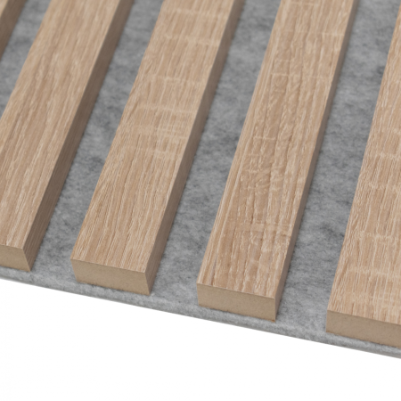 Zvuková izolace v podobě zvukově-izolačních panelů s dekorativními lamelami 