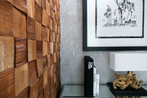 Realizace dřevěného obkladu QUADRO MINI 2 – Borovice u stolku