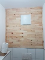 Realizace dřevěného obkladu z borovice na toaletě