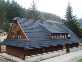 Realizace střešní krytiny – Dřevěný obklad a plastový šindel