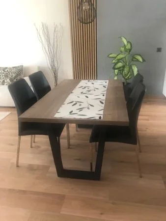 Akustické panely s lamelami s dekorem dubu za jídelní stůl
