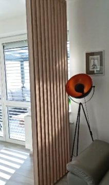 Realizace dělící lamelové stěny – Dub Sonoma mezi obývákem a jídelnou