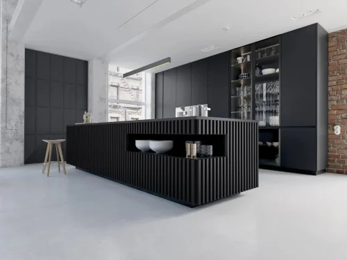 Realizace dřevěných lamel LINEA 3 – Elegantní černá v kuchyni