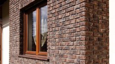 Betonový obklad, ROH, Z BETONU, RUSTIK 540, červená, 80 - 185 x 60 mm, tloušťka 10-18 mm, 0.57 m2