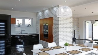 Realizace sádrového obkladu LOFT 1 – Bílé cihličky v kuchyni