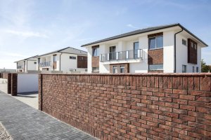 Realizace betonového obkladu COUNTRY 676 – Cihly na zděném plotě a domě