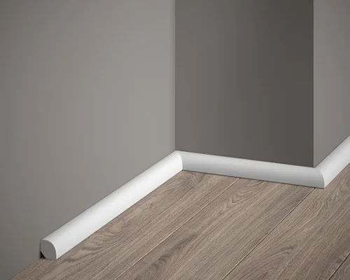 Je třeba připravovat povrch před instalací soklových lišt?