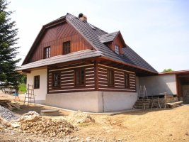 Realizace střechy – Plastový šindel na nové roubence