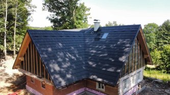 Realizace plastového šindele DDS II – Noblesní polodřevěná roubenka