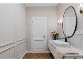 Realizace nástěnné lišty – Rámy na zdech v koupelně