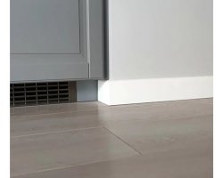 Kdy je vhodné natírat soklové lišty - před instalací na stěnu nebo po instalaci?