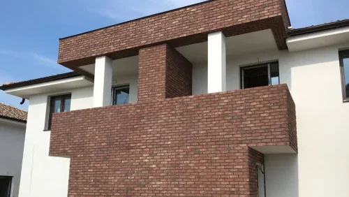 Realizace betonového obkladu CAMBRIDGE 4 – Cihlová dominanta rodinného domu