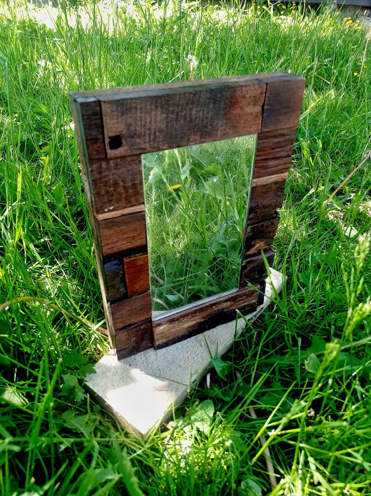 zrcadlo obložené dřevem