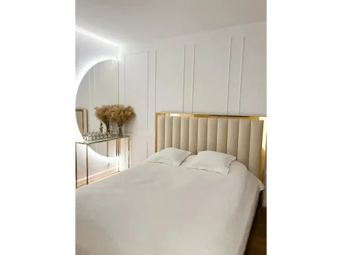 Realizace nástěnných lišt v elegantně zařízené ložnici