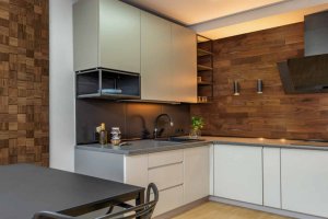 Realizace dřevěného obkladu na kuchyňské stěně moderní kuchyně