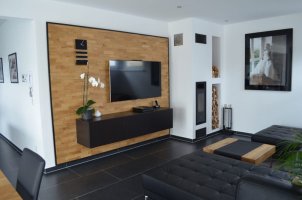 Realizace dřevěného obkladu v moderním obýváku za pomoci lamel z přírodního dubu