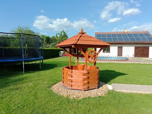 Zahradní dekorační studna