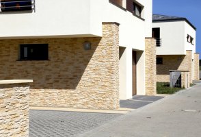 Realizace betonového obkladu NEPAL 2 – Pískovcový obklad řadových domů