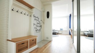 Realizace sádrového obkladu LOFT 1 na vstupní chodbě malého bytu