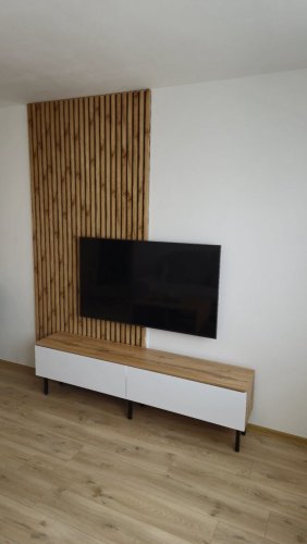 Akustické panely za televizí. Dub se suky