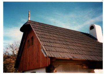 Pierwszy dach z gontu z tworzywa sztucznego w 2000 roku.