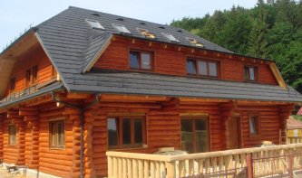 Realizace tradiční střechy – Plastový šindel DDS II na srubu