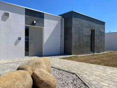 Kamenná dyha na fasáde domu - tmavosivá kamenná dyha Kamenná dyha na fasáde domu - tmavosivá kamenná dyha