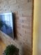 Realizace dubového obkladu v obýváku na stěně za televizí